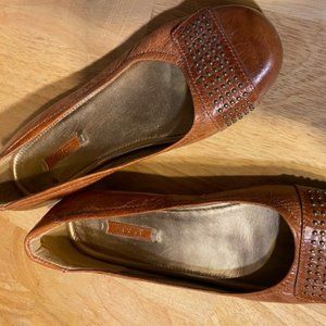 CUTE ECCO LEATHER WOMENS SHOES-SIZE 8-WORN ONCE